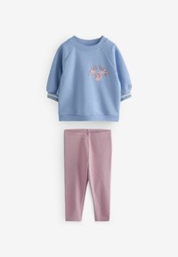 Ljusblå sweatshirt med raglanärmar och rosa brodyr med texten "HAPPY TIMES", i kombination med randiga rosa leggings. Mjuk, avslappnad tyg.