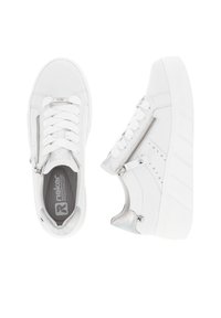 Baskets blanches avec une tige en cuir lisse, des fermetures à lacets et à zip, des accents métalliques argentés et une semelle plateforme texturée.