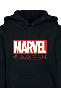 Zwarte hoodie met een rood rechthoekig "MARVEL"-logo. Bevat iconen gerelateerd aan Marvel-personages onder de tekst. Zachte stofstructuur.