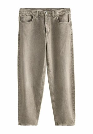 Beige Jeans mit geradem Bein, fünf Taschen, Knopfverschluss und Gürtelschlaufen, auf weißem Hintergrund dargestellt.