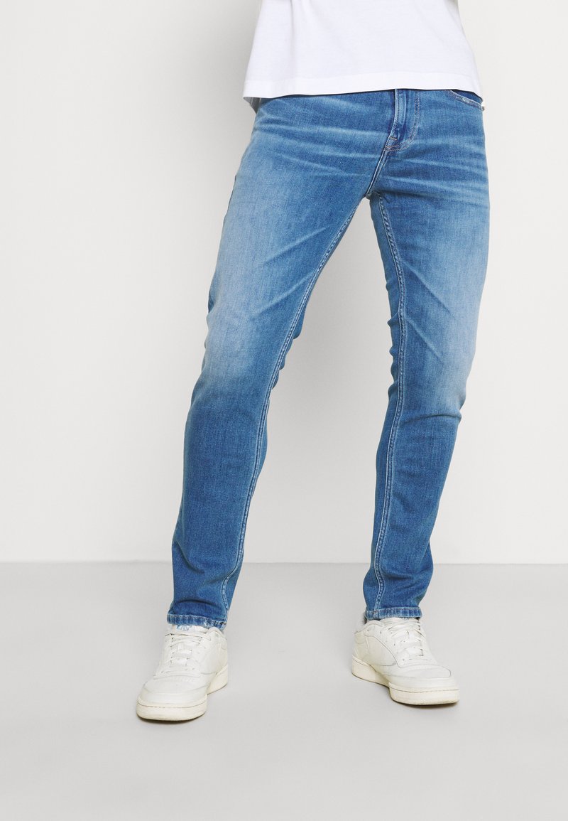 Tommy Jeans AUSTIN SLIM TAPERED - Calças de ganga justas - light blue denim