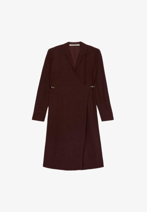 Abito avvolgente borgogna con maniche lunghe, colletto, due dettagli metallici e una texture liscia. Presenta un design sartoriale e una lunghezza fino al ginocchio.