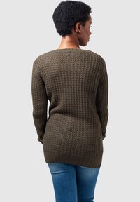 Pulover tricotat în verde măsliniu cu un model texturat, cu mâneci lungi și un tiv ribatat. Afișat din spate cu blugi ajustați de culoare albastră.