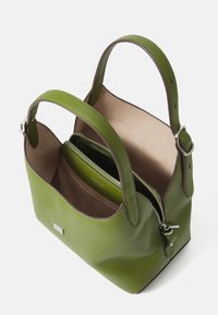 Bolsa de mão de couro texturizado verde com duas alças, bolso interior com zíper e forro liso castanho. Apresenta detalhes em metal prateado.