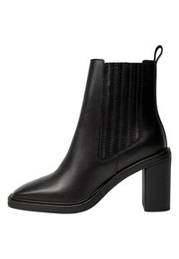 Stivale in pelle nera alla caviglia con punta appuntita, dettagli di cucitura verticale sui lati e tacco largo. Texture liscia e design minimalista.