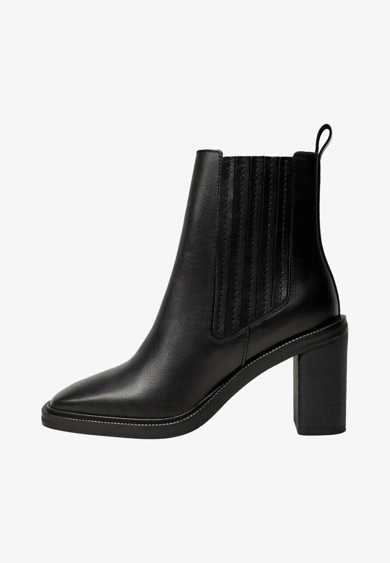 Stivale in pelle nera alla caviglia con punta appuntita, dettagli di cucitura verticale sui lati e tacco largo. Texture liscia e design minimalista.
