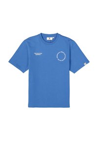 Camiseta de algodón azul con mangas cortas, que presenta texto blanco en el frente y un detalle gráfico redondo. Diseño de cuello redondo.