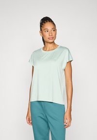 Ανοιχτό πράσινο κοντομάνικο t-shirt σε άνετη εφαρμογή, με στρογγυλή λαιμόκοψη και ομαλή υφή, με διακριτική λεπτομ έρεια λογότυπου στο στήθος.