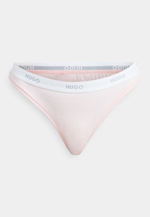 Lichtroze damesstring met een witte elastische tailleband waarop het "HUGO" logo staat. Soepele textuur met een minimalistisch ontwerp en driehoekige vorm.