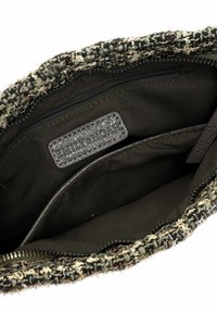 Interno di borsa testurizzata marrone e verde con tasca con zip e fodera in tessuto, con etichetta in pelle impressa a rilievo con scritto "Emily&Noah".
