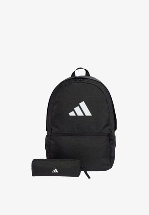 Zaino nero e astuccio con logo Adidas bianco su sfondo bianco.