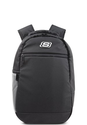 Mochila de tela negra con correas de hombro acolchadas, bolsillo delantero con cremalleras y detalle de logo. Presenta acentos grises y una textura suave y duradera.