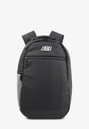 Mochila de tela negra con correas de hombro acolchadas, bolsillo delantero con cremalleras y detalle de logo. Presenta acentos grises y una textura suave y duradera.