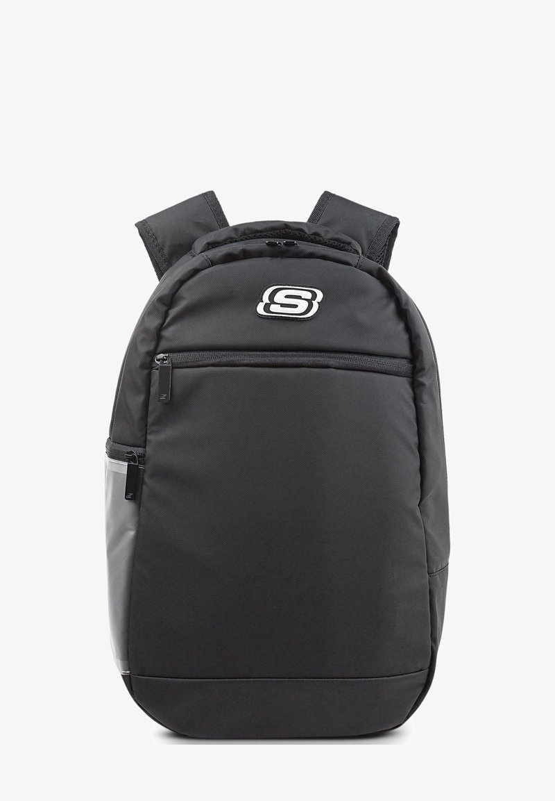 Mochila de tela negra con correas de hombro acolchadas, bolsillo delantero con cremalleras y detalle de logo. Presenta acentos grises y una textura suave y duradera.