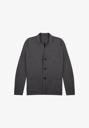 Ciemnoszary kardigan wykonany z teksturowanej dzianiny, z kołnierzem szalowym, czterema czarnymi guzikami i dwiema przednimi kieszeniami.