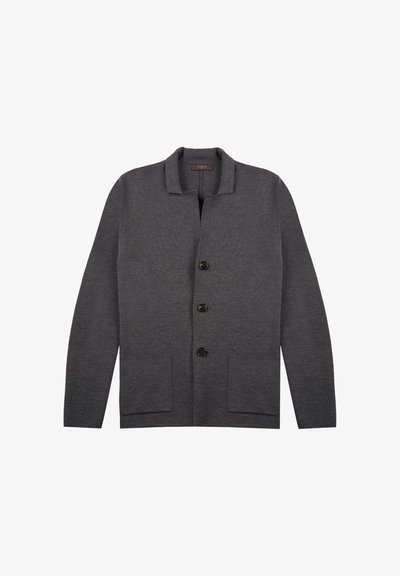 Ciemnoszary kardigan wykonany z teksturowanej dzianiny, z kołnierzem szalowym, czterema czarnymi guzikami i dwiema przednimi kieszeniami.