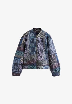 Džinsinis bomberis, pagamintas iš siuvinėtų tamsiai mėlynų, purpurinių ir žalių lopų raštų, su užtrauktuku priekyje ir įrišamu apykakle.