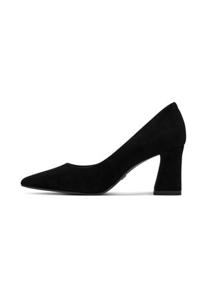 Zwarte suède pump met puntige neus, een blokhak van gemiddelde hoogte en een gladde afwerking, in profiel links gericht op een witte achtergrond.