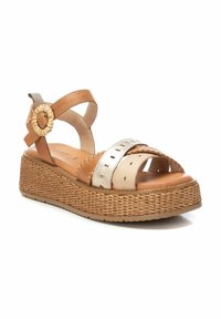 Sandalias de plataforma para mujer con tiras de cuero en color marrón y plateado metálico, con cortes y detalles de yute trenzado en la suela de cuña.