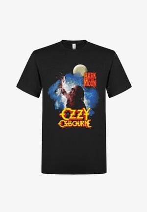 Černé tričko s grafikou vlkodlaka vyjícího na úplněk, s nápisem "Bark at the Moon" a "Ozzy Osbourne" v tučné žluté a červené barvě.