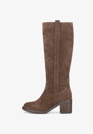 Bruine suède knie-high laarzen met een aansluitende silhoutte, contrasterend zijpaneel en chunky houten hak. Vlotte textuur en ronde neus.