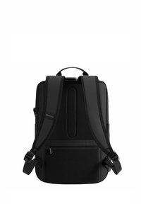 Sac à dos noir avec des bretelles rembourrées ergonomiques, texture en maille, forme structurée, poche zippée à l'avant et détails de renforcement pour la durabilité.