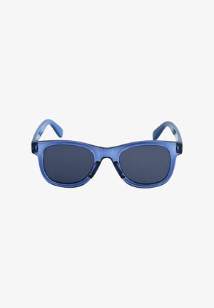 Lunettes de soleil avec une monture en plastique bleu translucide et des verres rectangulaires foncés, vues de face sur fond blanc.