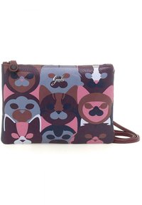 Piccola borsa in pelle multicolore con volti di gatti astratti in tonalità di viola, rosa e marrone; include una tracolla staccabile.