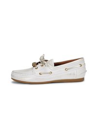 Scarpa da barca in pelle bianca con finitura testurizzata, dettagli in metallo dorato, lacci decorativi e suola in gomma. Presenta grommet laterali per un tocco di stile.