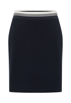 Schwarzer knielanger Rock mit elastischem Bund, der ein weiß-schwarz gestreiftes Muster zeigt.