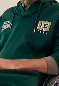 Pier One Jersey con capucha - dark green