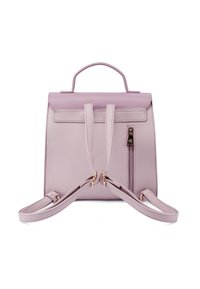 Zaino in pelle lilla con una forma strutturata, manico superiore, spallacci regolabili e una tasca frontale con zip e accessori in oro.