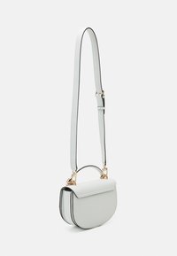 Guess GIZELE MINI SADDLE CROSSBODY - Taška s příčným popruhem - white