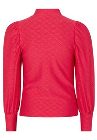 Blusa roja de manga larga con cuello alto, patrón de ojales y mangas abullonadas. Textura suave con puños acampanados y silueta ajustada.