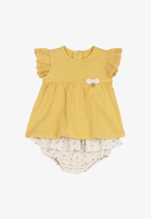 Gelbes Baby-Kleid mit Struktur und Rüschenärmeln, weißen, mit Blumenmuster versehenen Höschen darunter und kleinem weißen Schleifendetail auf der Brust.
