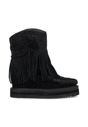 Stivaletti neri con frange alla caviglia, caratterizzati da dettagli con perline, una tomaia in suede texturizzato, suola piatta in gomma e bordo foderato in pelliccia.