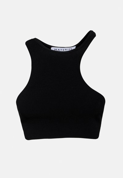 Svart, cropped tanktop laget av ribbet stoff med høy hals og brede skulderstropper, med et rent, minimalistisk design.