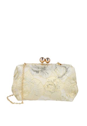 Bolso clutch crema con bordado floral dorado, correa de cadena dorada y cierre redondo de broche dorado.