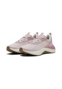 Scarpe da ginnastica rosa chiaro con tomaie in rete, suole in gomma e dettagli testurizzati. Presentano lacci piatti e un tallone rinforzato.