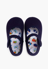 Marineblaue Segelschuh mit runder Zehenform und einem Klettverschluss. Futter zeigt ein buntes transportthemenbezogenes Muster auf weißem Hintergrund.