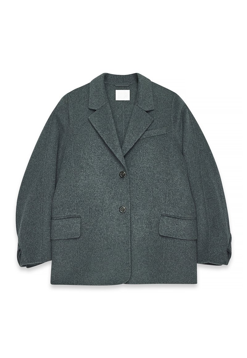 Blazer surdimensionné en gris charbon, fabriqué en laine texturée, avec un col cranté, deux poches avant et une fermeture à deux boutons.