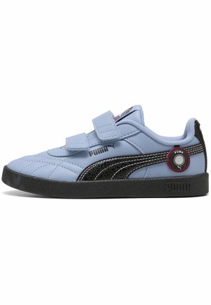 Jasnoniebieski but sportowy Puma z czarnym, teksturowanym paskiem po boku, czarną podeszwą, dwoma paskami na rzepy i okrągłym czerwono-czarnym logo przy pięcie.