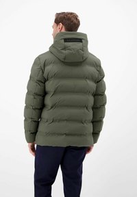 Oliwkowa pikowana kurtka puchowa z kapturem, z przeszyciami, elastycznymi mankietami oraz nazwą marki "LERROS" na plecach. Teksturowana powierzchnia.