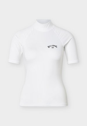 Maglia protettiva bianca a maniche corte con collo alto e logo "Billabong" nero stampato sul petto a sinistra.
