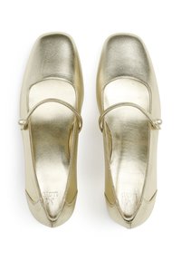 Gouden metallic ballerina's met een vierkante neus, een dunne enkelband en een decoratieve parelaccent. Glad oppervlak en een eenvoudig, elegant ontwerp.
