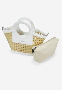 Bolso de tote de paja tejida en beige natural con acentos de cuero sintético blanco, que presenta un doble asa y un pequeño bolsillo con cremallera beige.