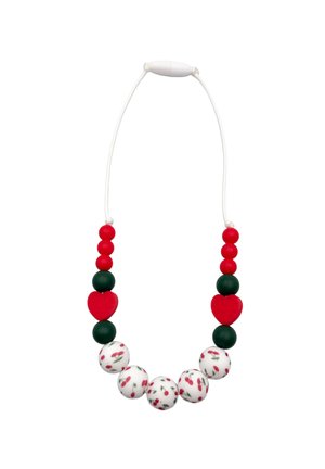 Collana con cordoncino bianco, perline rosse e verde scuro, perline rosse a forma di cuore e perline bianche rotonde decorate con ciliegie rosse e foglie verdi.