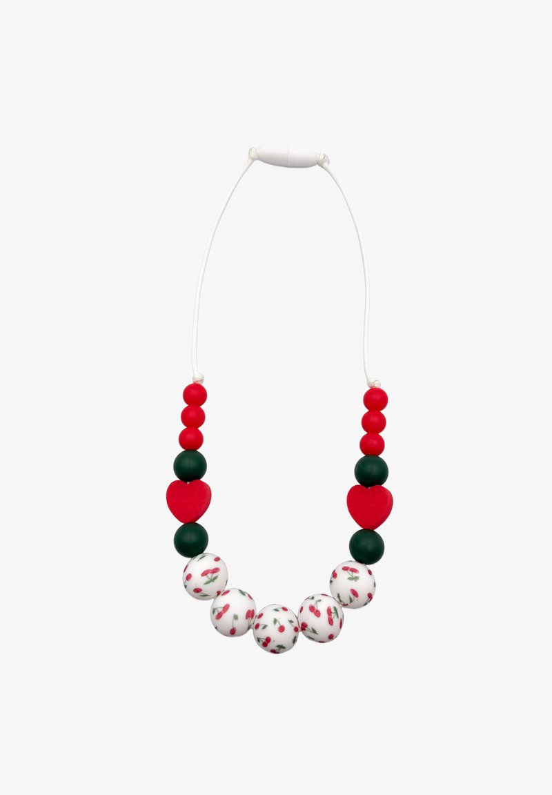 Collier avec cordon blanc, perles rouges et vert foncé, perles rouges en forme de cœur, et perles blanches rondes décorées de cerises rouges et de feuilles vertes.