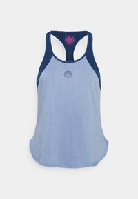 Jasnoniebieski top bez rękawów z ciemnoniebieskimi akcentami i krojem na plecach. Zawiera małe logo na środku oraz okrągły dekolt. Gładka tekstura.