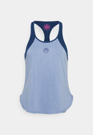 Světle modrý top na ramínka s tmavě modrými akcenty a designem racerback. Obsahuje malé logo ve středu a kulatý výstřih. Hladká textura.